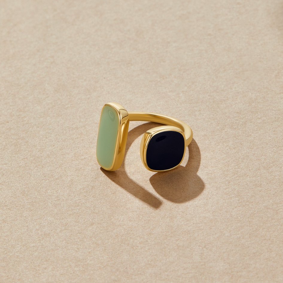 Elegant silverring i wrap-stil med diskreta skuggdetaljer