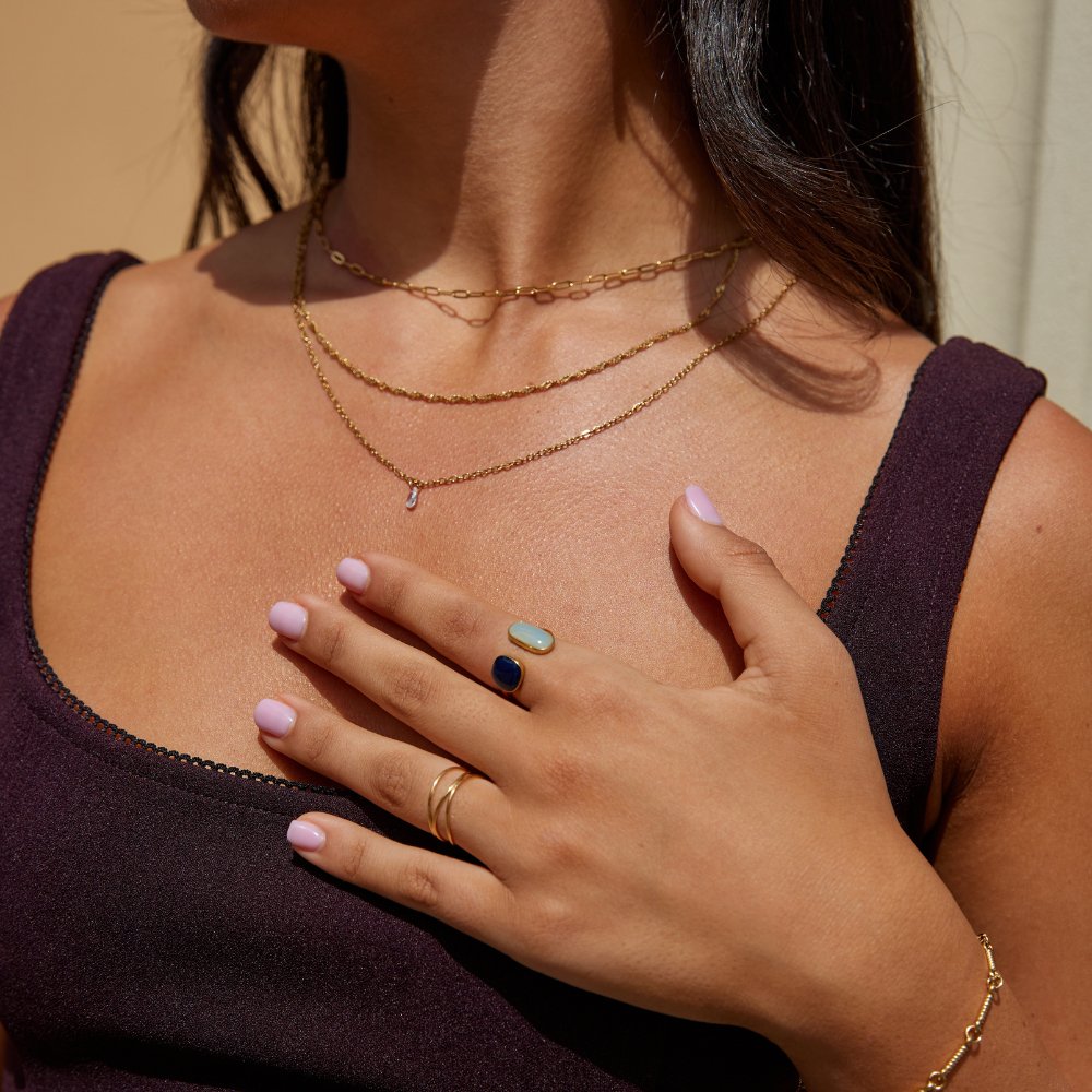 Elegant silverring i wrap-stil med diskreta skuggdetaljer