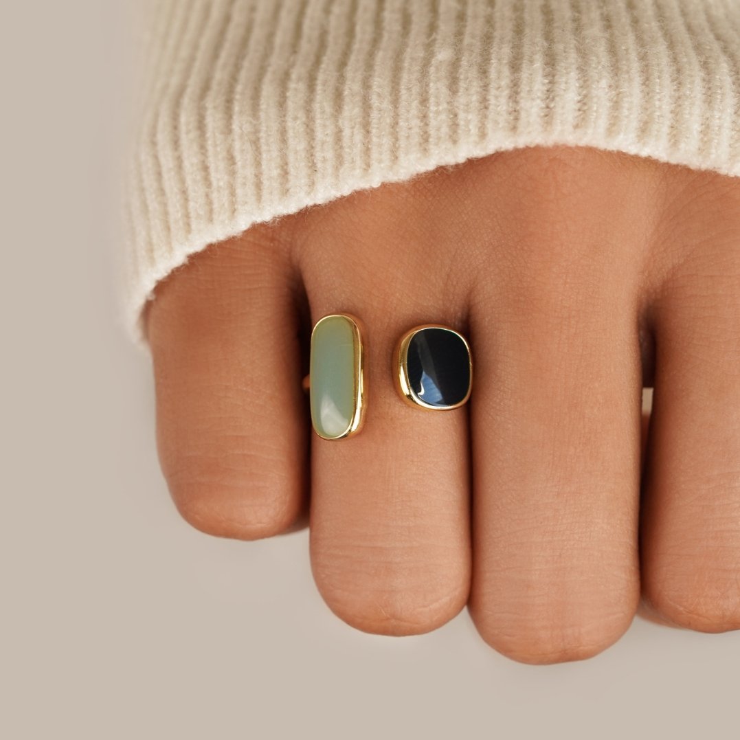 Elegant silverring i wrap-stil med diskreta skuggdetaljer