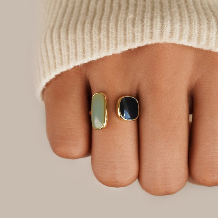 Elegant silverring i wrap-stil med diskreta skuggdetaljer