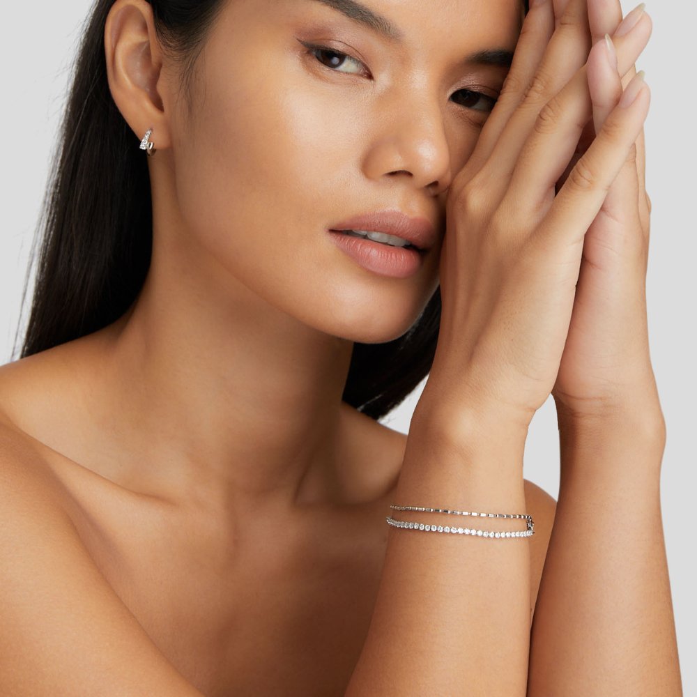 Elegant silverarmband med gnistrande kristaller