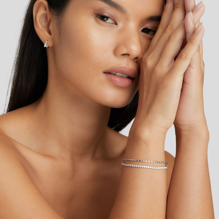 Elegant silverarmband med gnistrande kristaller