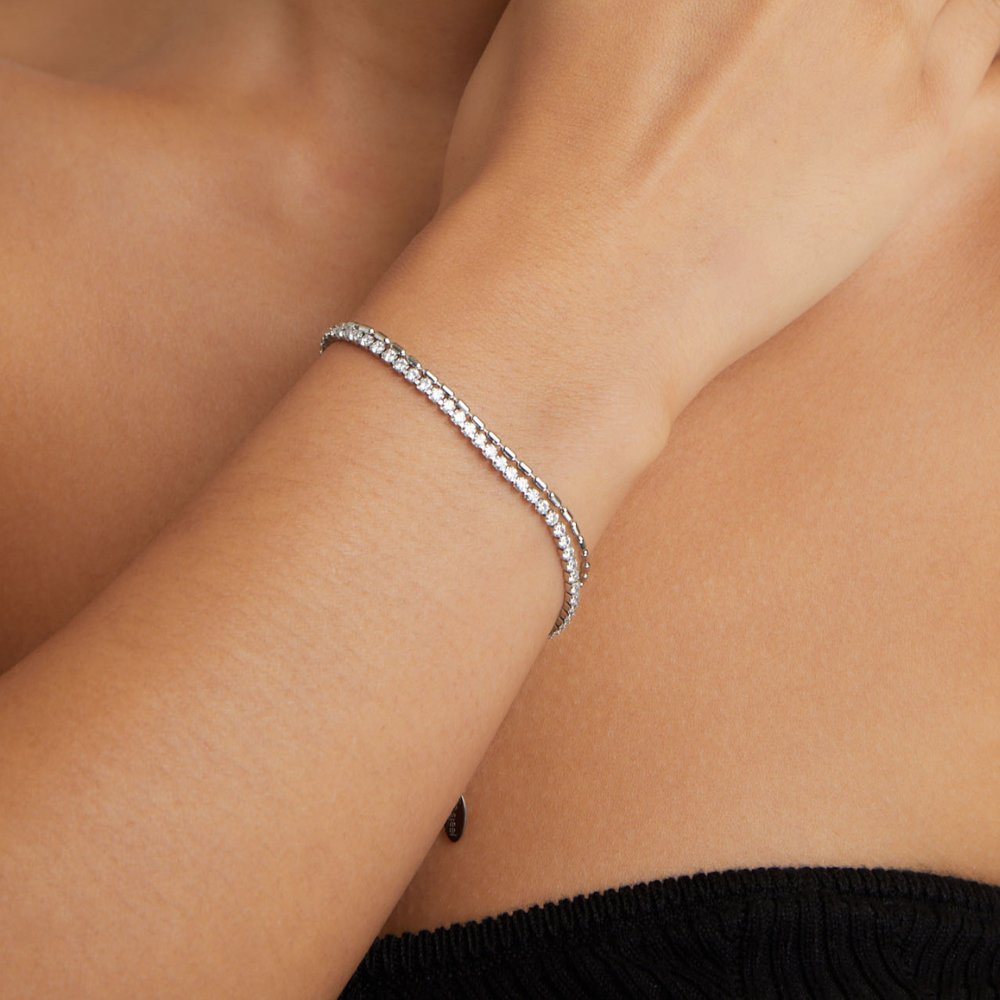 Elegant silverarmband med gnistrande kristaller