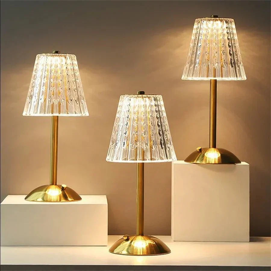 Elegant LED-bordslampa med lampskärm i kristall och guldfinish – touchtändning