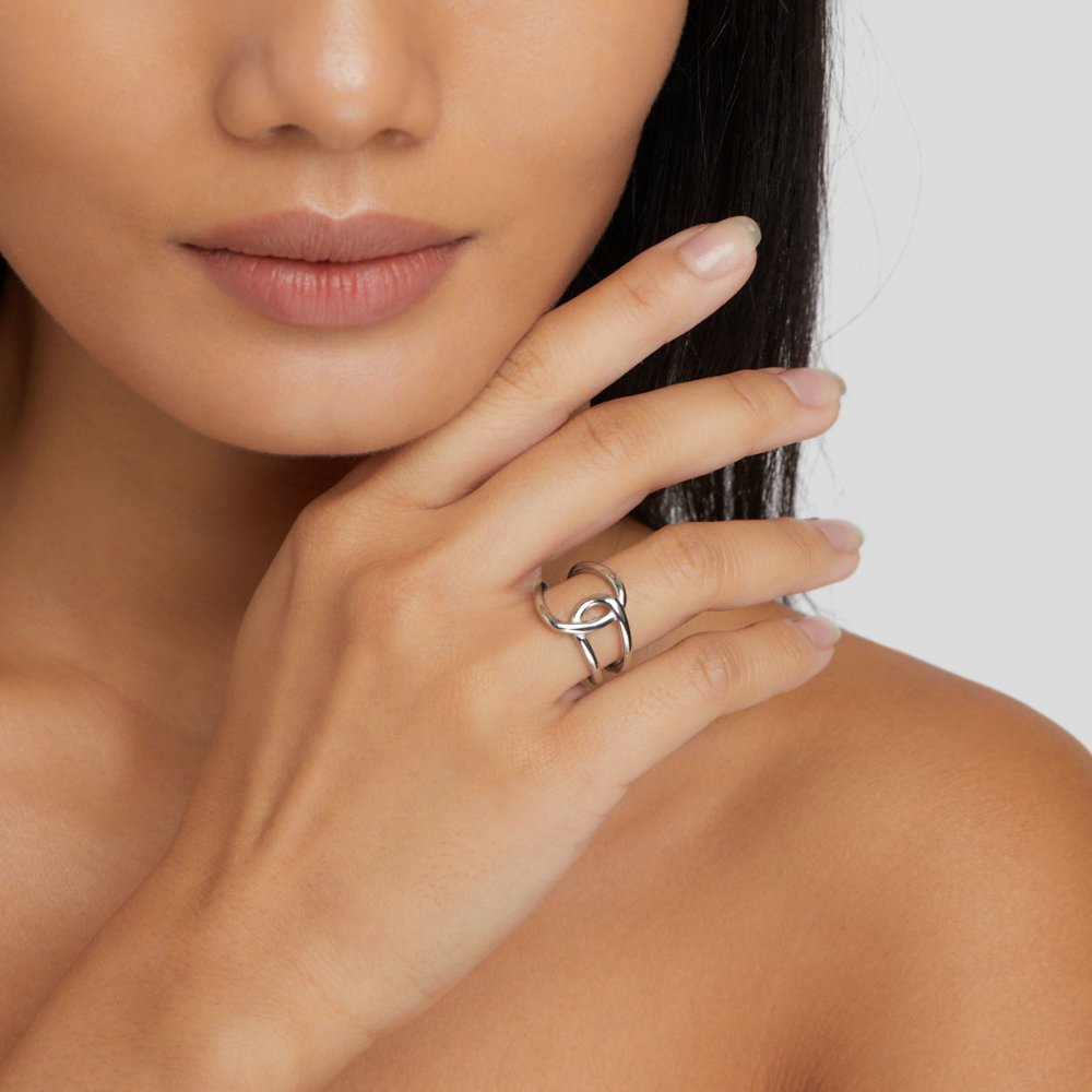 Elegant silverring med diskreta zirkoniadetaljer