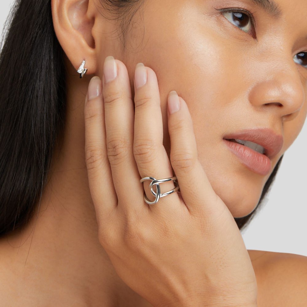 Elegant silverring med diskreta zirkoniadetaljer
