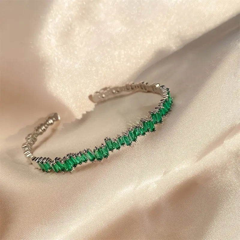 Elegant armband i vitguld med förfinade detaljer