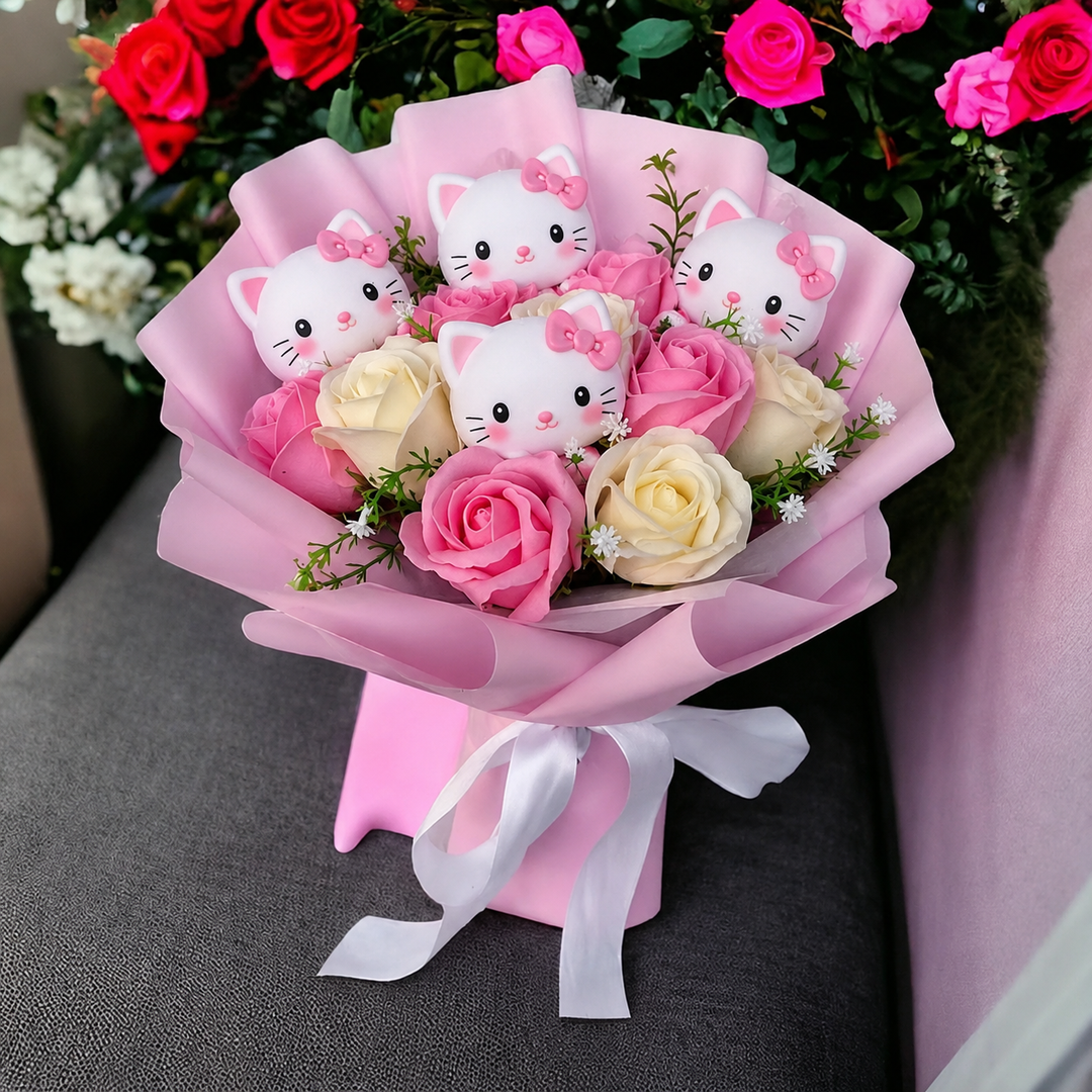 Bukett med färgglada konstgjorda blommor och Kitty-figurer för presenter och dekoration