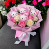 Bukett med färgglada konstgjorda blommor och Kitty-figurer för presenter och dekoration