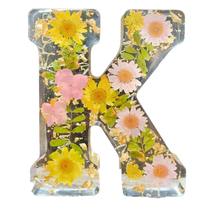 LumiFlair blomstermönstrad nattlampa med initial | Personlig ljuskälla i resin med mjukt LED-ljus