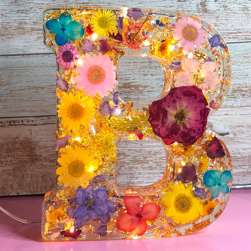 LumiFlair blomstermönstrad nattlampa med initial | Personlig ljuskälla i resin med mjukt LED-ljus