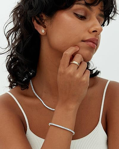 Elegant tennisarmband i vitguld med förfinad glans