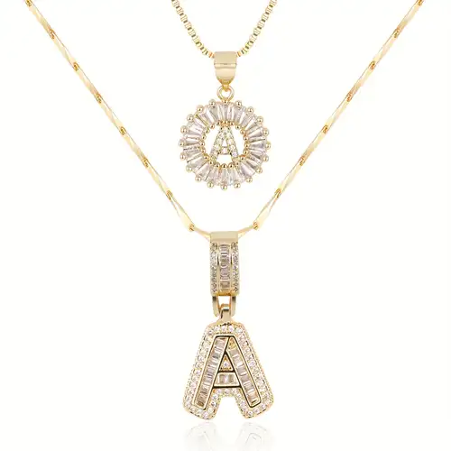 Elegant initialhalsband i vitguld med pavéstenar