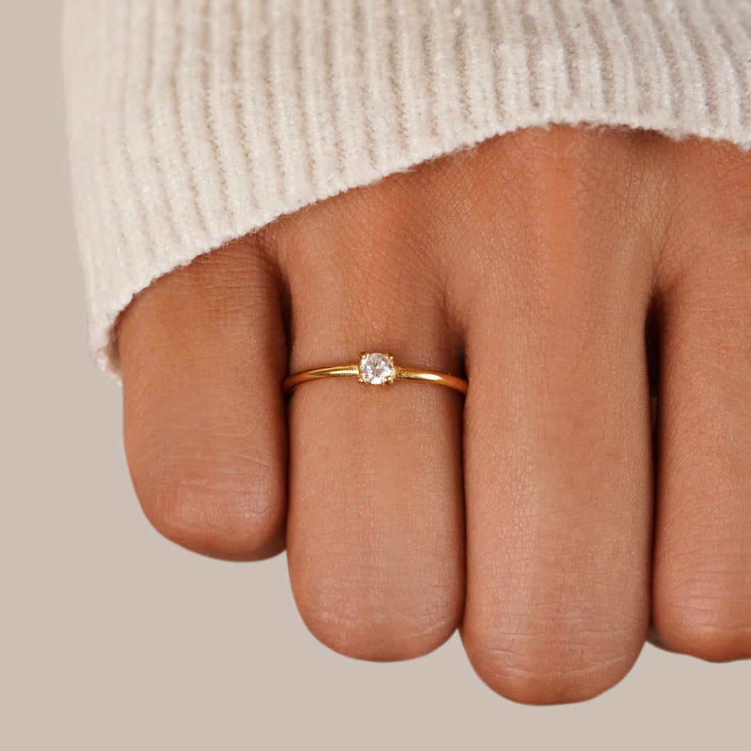 Ringar i guld med födelsesten