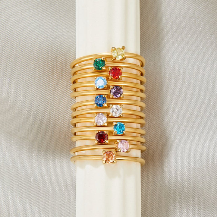 Ringar i guld med födelsesten
