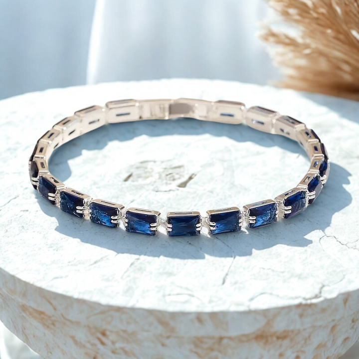 Elegant armband i vitguld med förfinade detaljer
