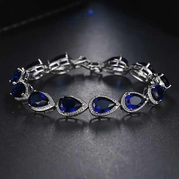 Förfinat armband i vitguld med delikata detaljer