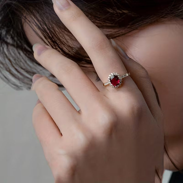 Elegant guldring med röd zirkonia