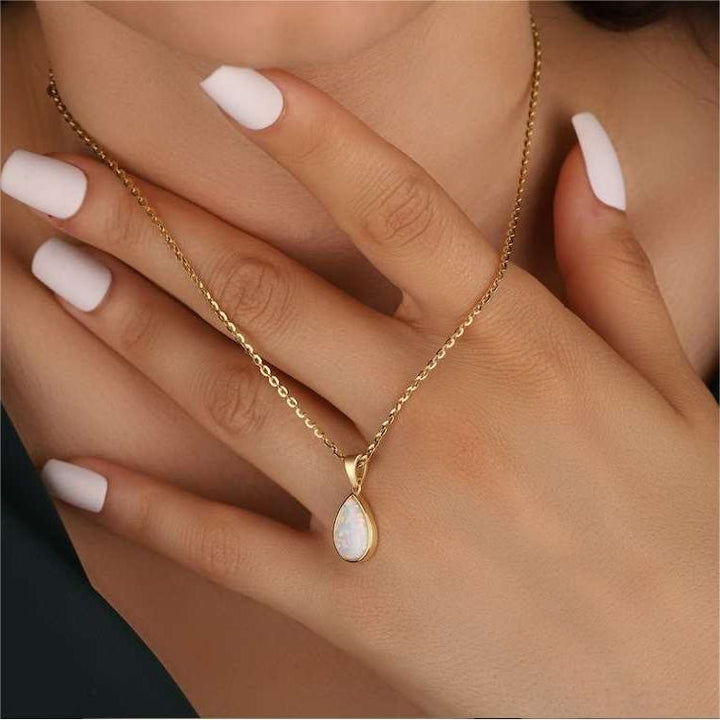 Halsband med droppformat hänge i 18K naturlig opal - Eloise