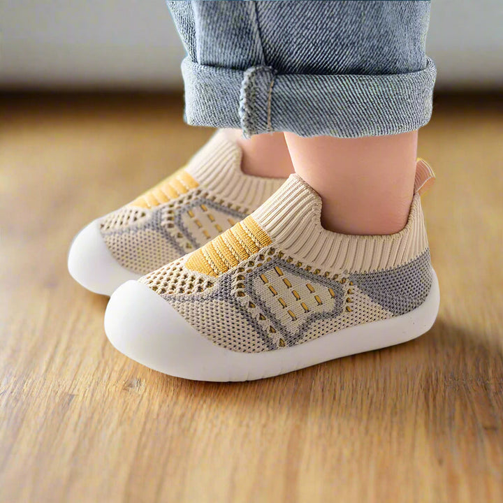 Babyskor med perfekt passform och elastisk passform, halkfria sulor, andningsaktiv mesh, ålder 0–4