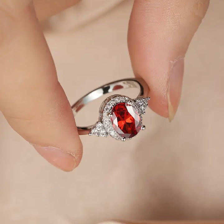 Elegant ring i vitguld med diskret zirkoniadetalj
