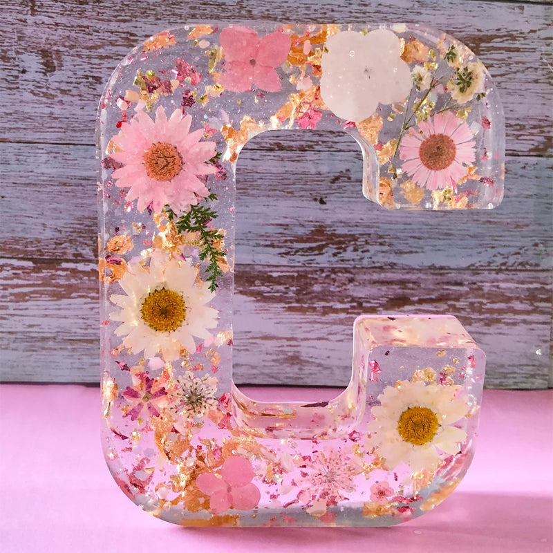 LumiFlair blomstermönstrad nattlampa med initial | Personlig ljuskälla i resin med mjukt LED-ljus