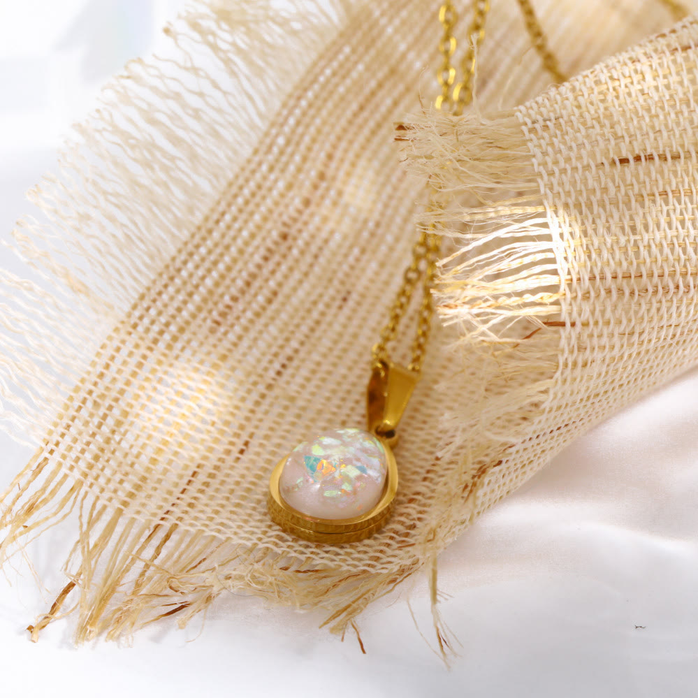 Halsband med droppformat hänge i 18K naturlig opal - Eloise