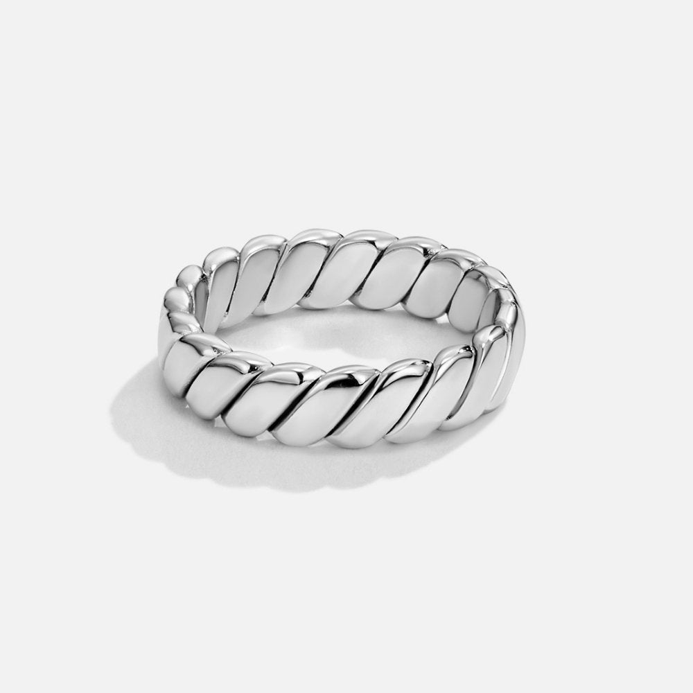 Elegant silverring med en förfinad twist
