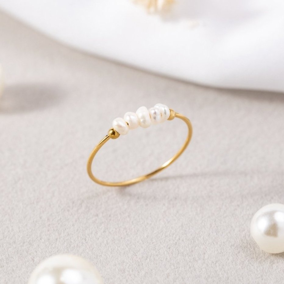 Elegant ring med sötvattenspärla i mjukt silver
