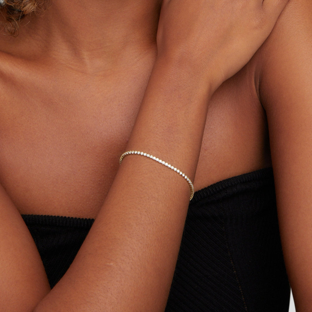 Elegant tennisarmband i silver med diskret zirkonia