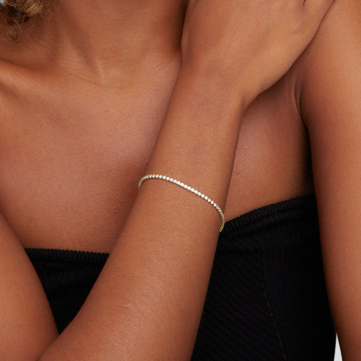 Elegant tennisarmband i silver med diskret zirkonia