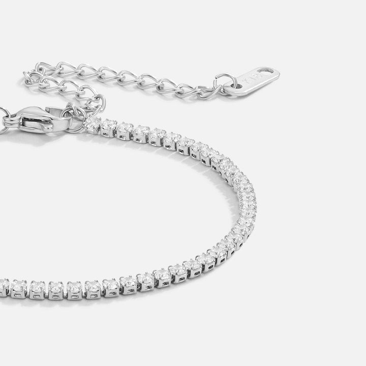 Elegant tennisarmband i silver med diskret zirkonia