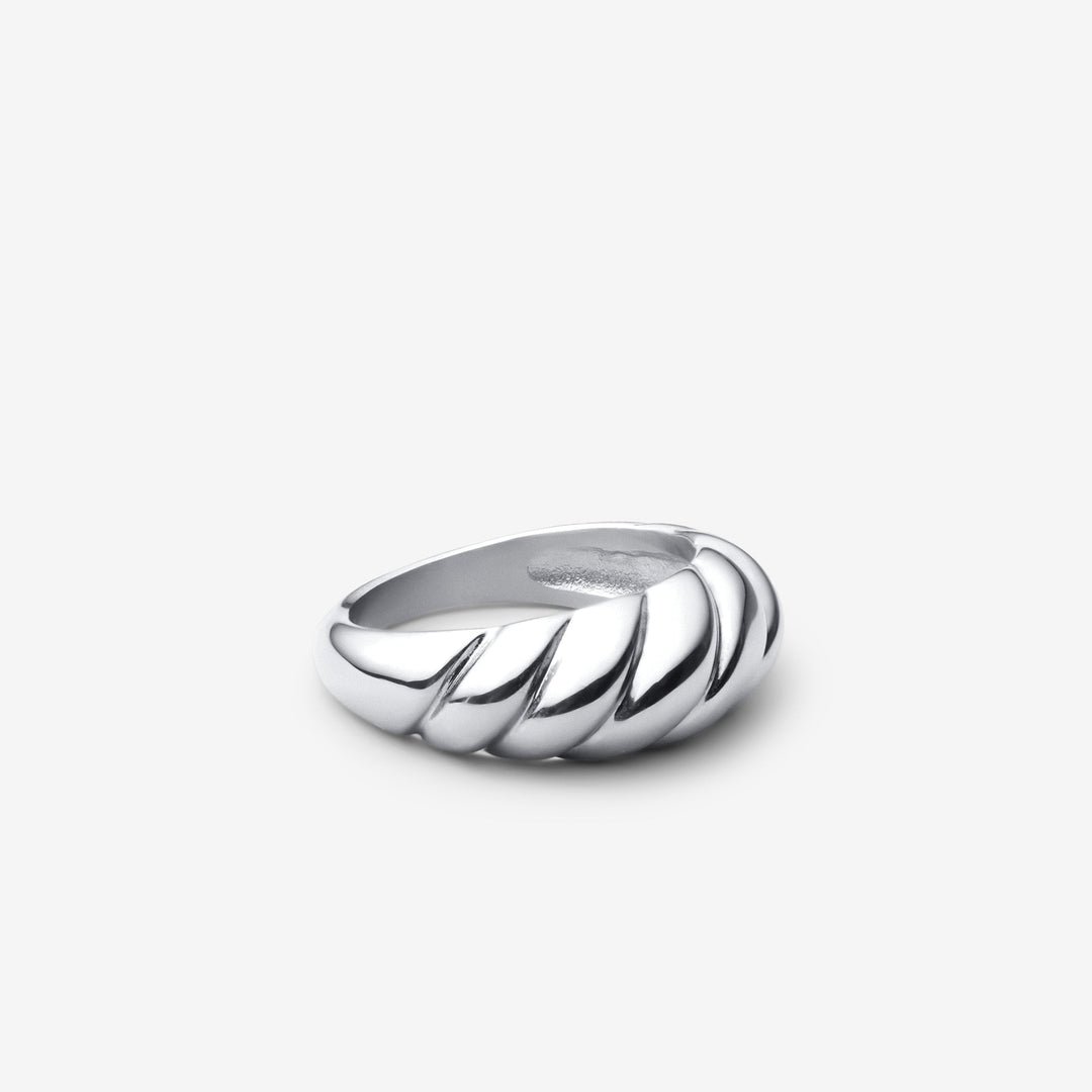 Elegant ring i vitguld med förfinade vågor