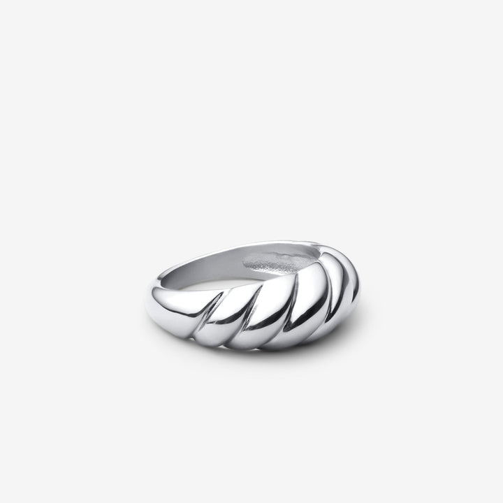 Elegant ring i vitguld med förfinade vågor