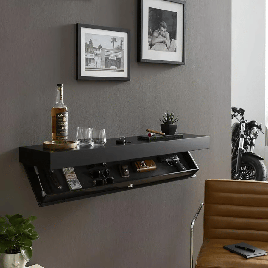 Vägghylla i massivt trä med dolt fack | minimalistisk design