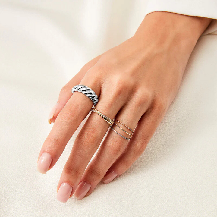 Elegant ring i vitguld med förfinade vågor