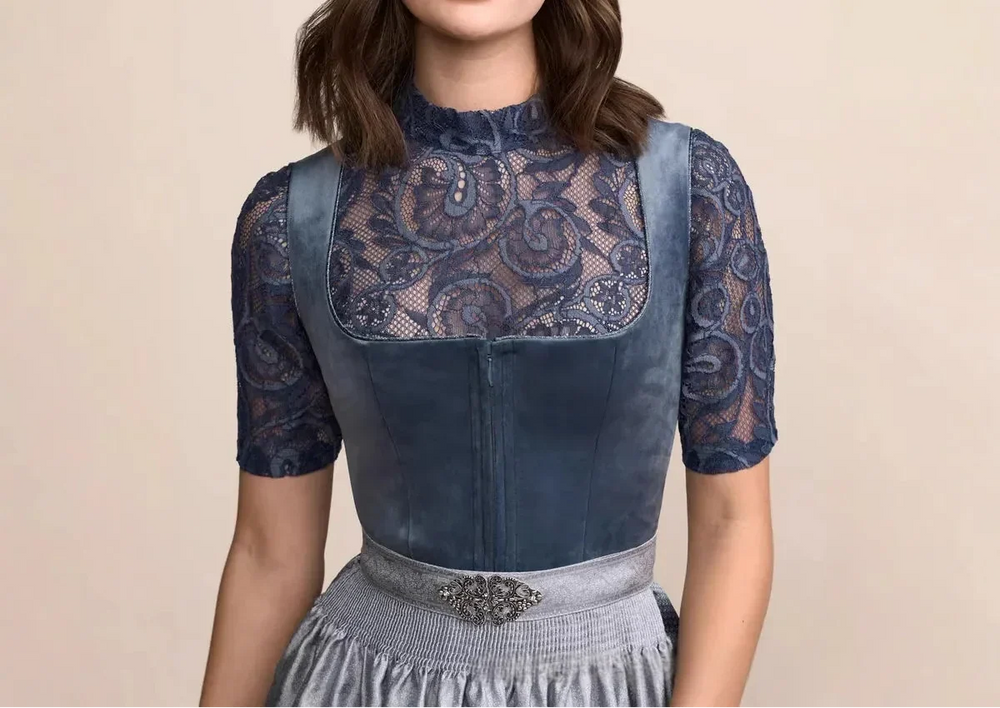 Dirndl dam med dekorativ kant, förkläde och plisserad kjol