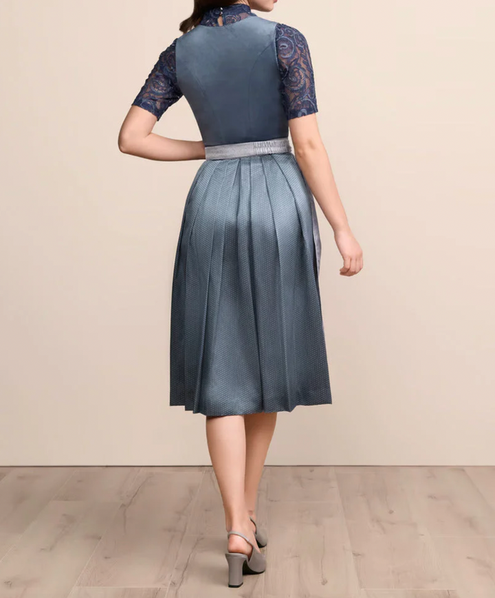 Dirndl dam med dekorativ kant, förkläde och plisserad kjol