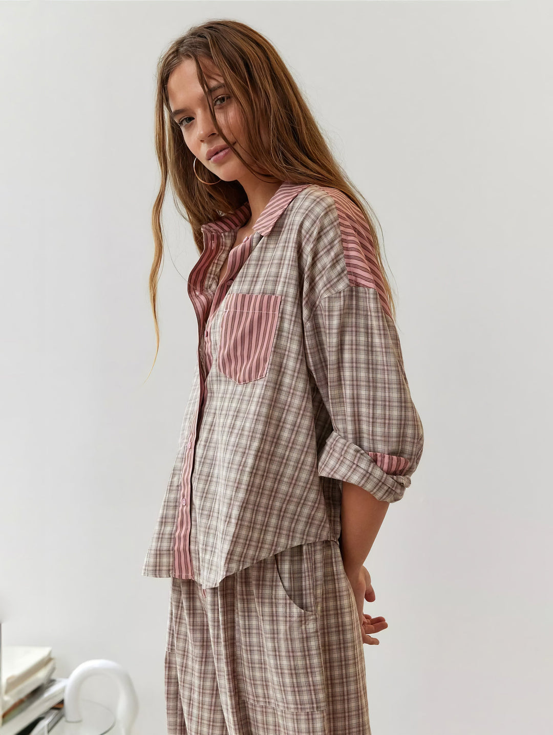 Pyjamasset för dam med skjorta med knappar och byxor med resårlinning
