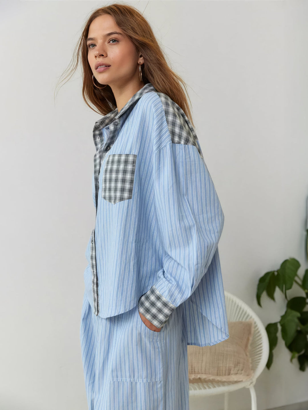 Pyjamasset för dam med skjorta med knappar och byxor med resårlinning