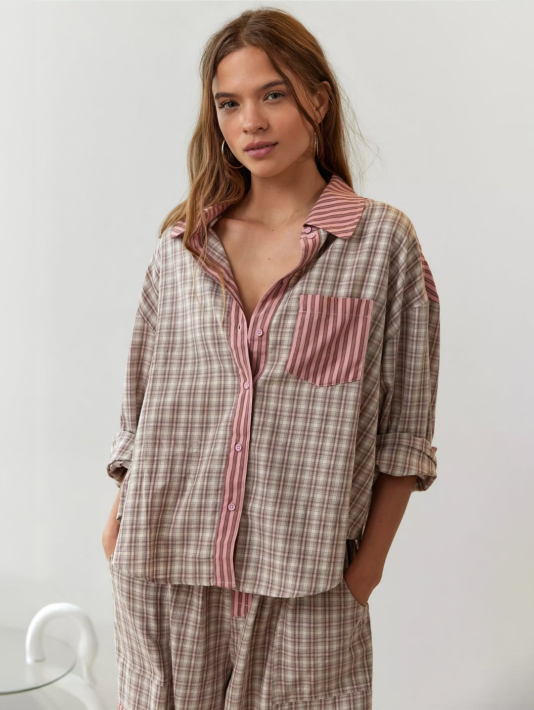 Pyjamasset för dam med skjorta med knappar och byxor med resårlinning