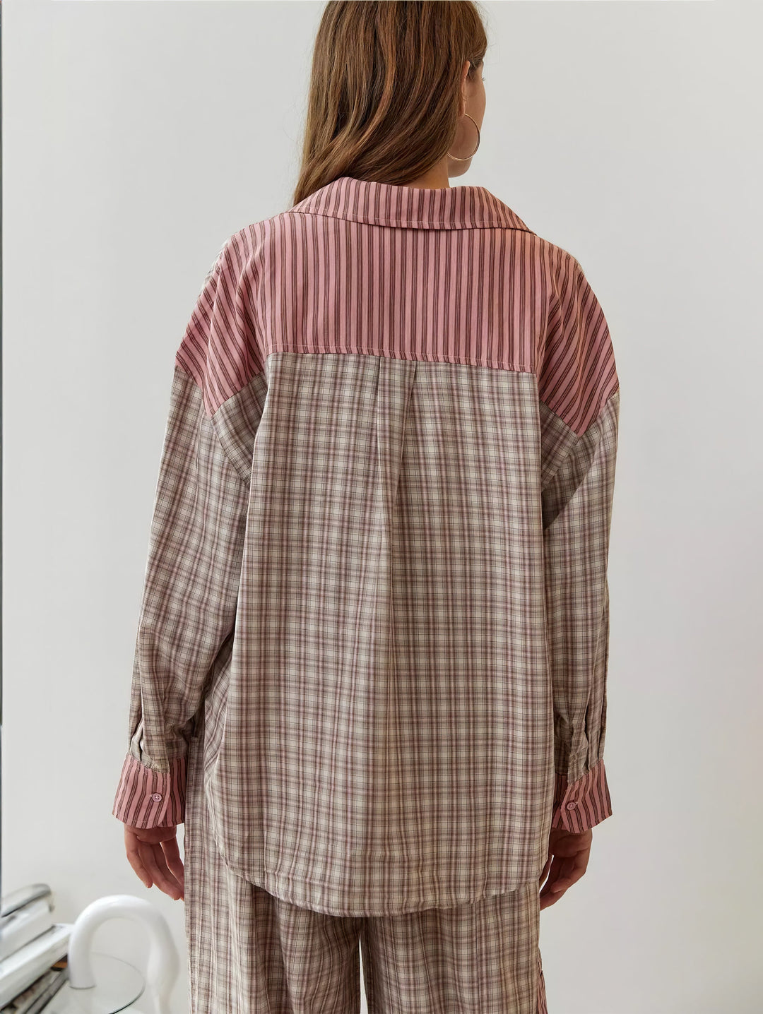 Pyjamasset för dam med skjorta med knappar och byxor med resårlinning