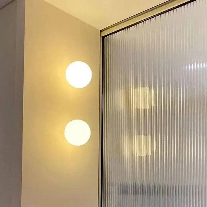 Vägglampa i frostat glas