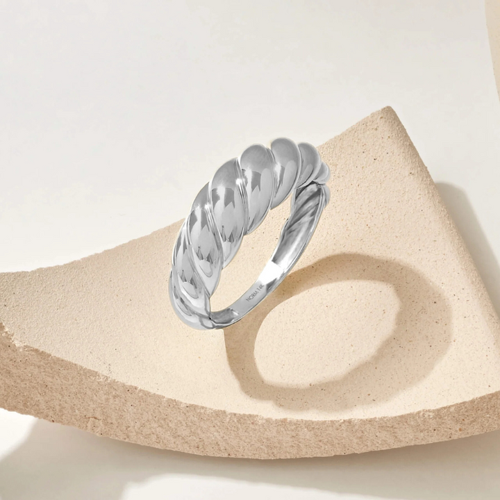 Elegant ring i vitguld med förfinade vågor