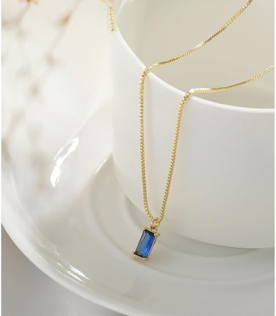 Elegant halsband i vitguld med safirhänge