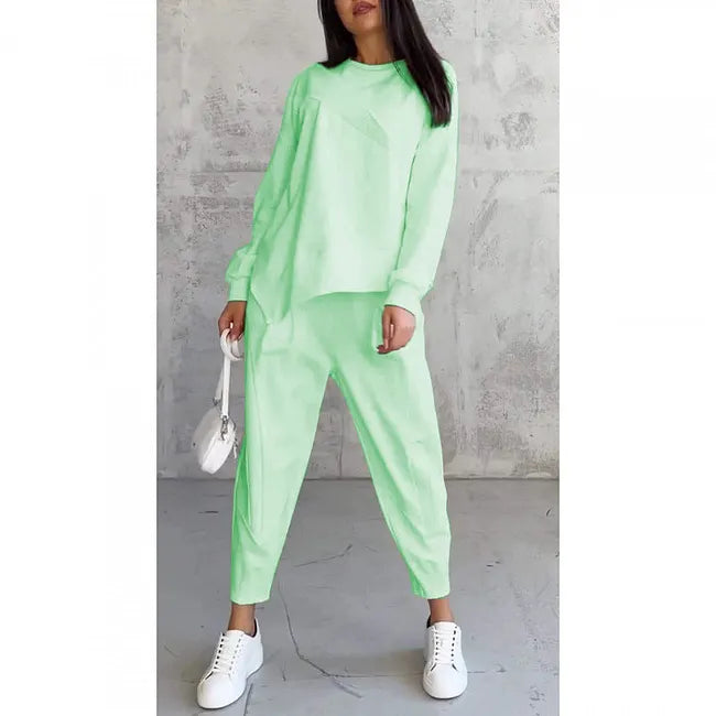 Tvådelat set: ledig långärmad sweatshirt och mjukisbyxor