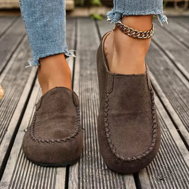 Ortopediska slip-in-sandaler i läder med mjuk mockaliknande ovandel och platt sula