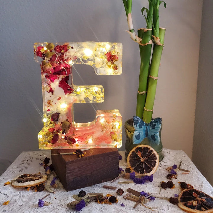 LumiFlair blomstermönstrad nattlampa med initial | Personlig ljuskälla i resin med mjukt LED-ljus