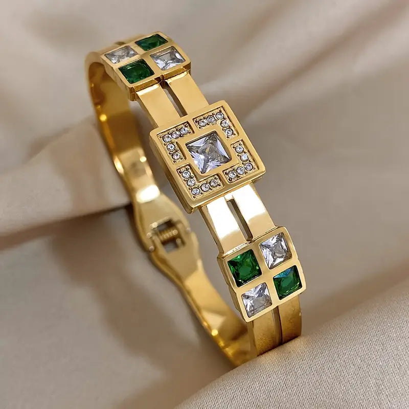 Elegant guldarmband med förfinade detaljer