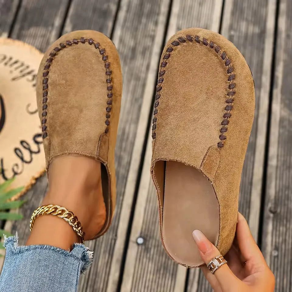 Slip-in-sandaler i läder med ortopedisk design, mjuk mockaliknande ovandel och platt sula